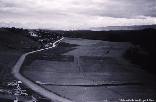 Beim genauen Betrachten des Bildes aus dem Jahr 1945 erkennt man links im Vordergrund die ehemalige Steingrube Losinger.