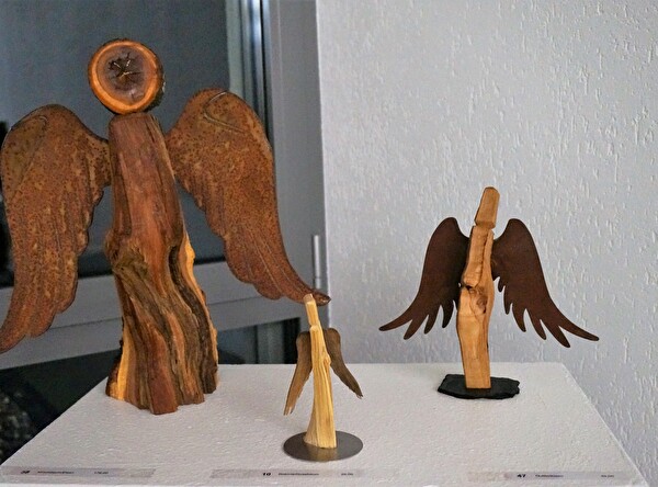 Engel aus individuellen Holzstücken gefertigt