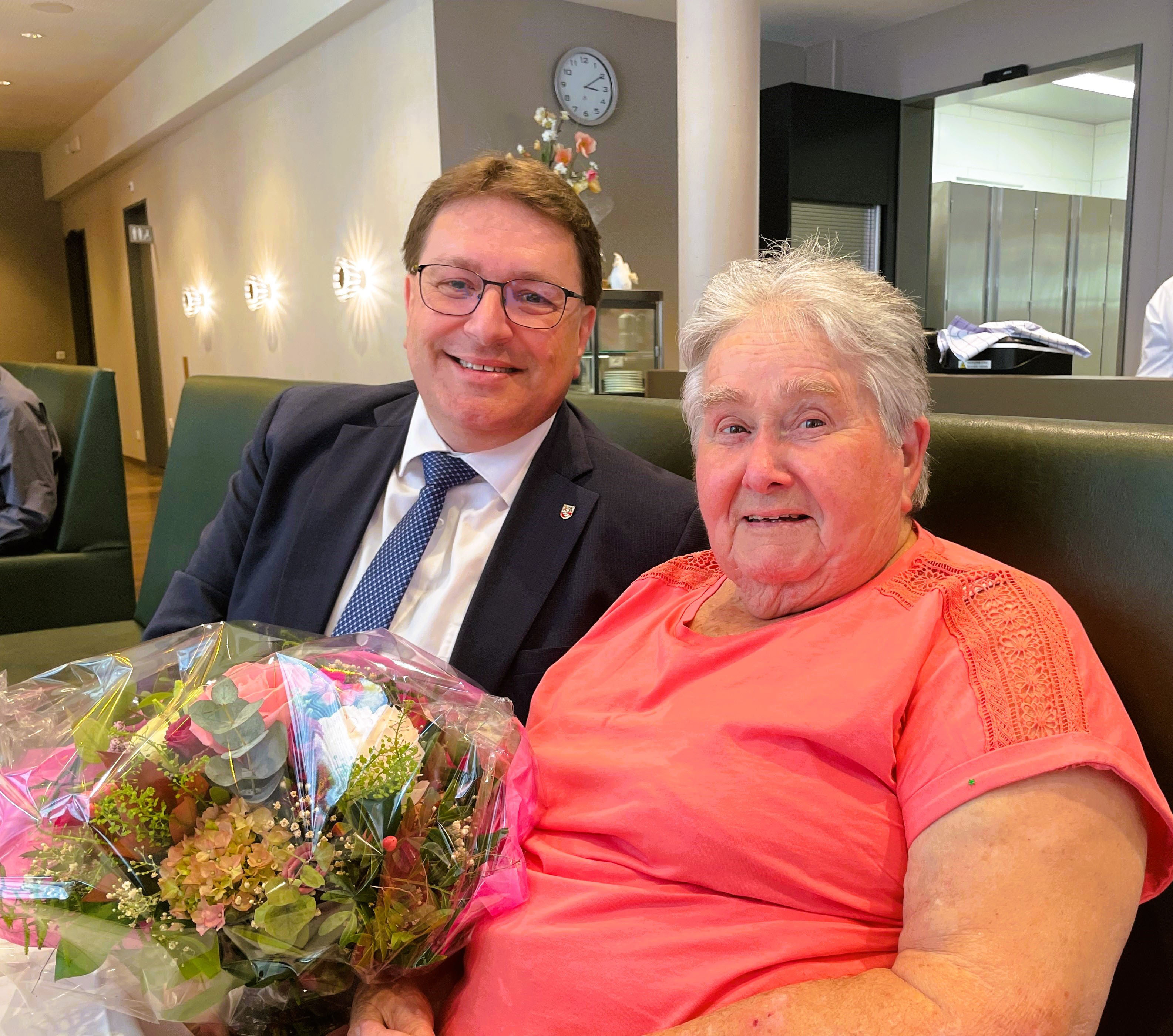 Am Mittwoch, 30. April 2025, durfte Frau Julia Badertscher ihren 90. Geburtstag feiern.
Gemeindepräsident Daniel Bichsel gratuliert im Namen des Gemeinderates herzlich dazu!