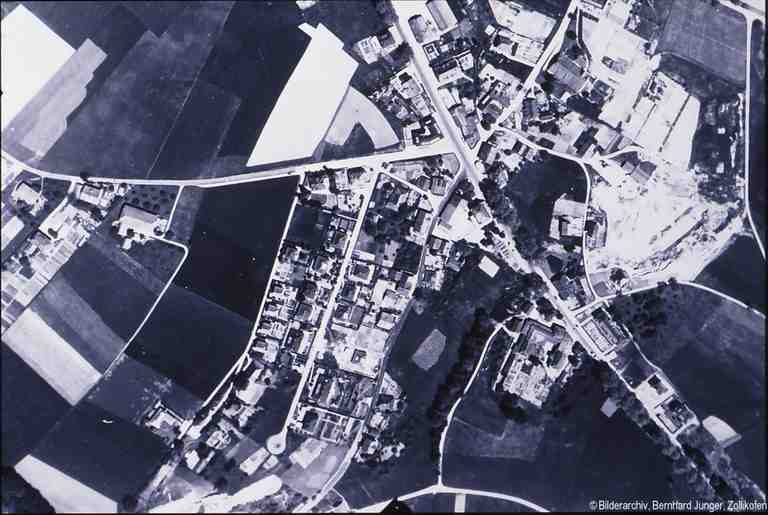 Senkrechtaufnahme des Bundesamtes für Landestoporaphie vom Juni 1935 über dem Gebiet Wahlackerstrasse - Bernstrasse in Unterzollikofen.
Über dem unüberbauten Steinibachhang sind die hufeisenartig angelegten Bauten des Tannengutes zu erkennen. Rechts im Bild die "Lättere" als heller Fleck zu erkennen, von welcher der Lehm abgebaut und danach in die Ziegelei geführt wurde.