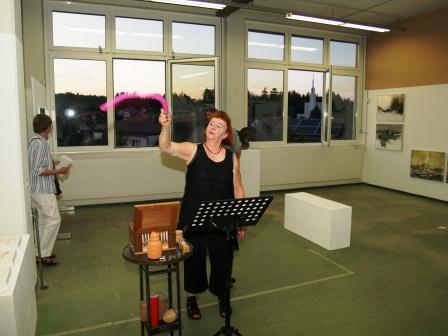 Zur Einstimmung gabs eine Performence von Dorothea Walther, dem "Liederweib". In der Ausstellung selber präsentierte sie Wortstickereien.