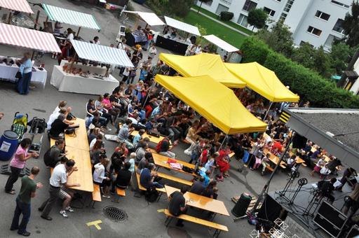 Neben den Ausstellungen bildete der Dorfplatz vor den Fabrikgebäuden mit dem Handwerkermärit das Herz der Kulturspur auf dem zahlreiche Darbietungen stattfanden. Wäre es nicht toll, wenn Zollikofen für immer über einen Dorfplatz mit Freilichtbühne verfügen würde?