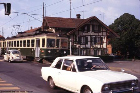 Die Autos teilen die Strasse mit der SZB/RBS. 1974 wird für die Bahn ein eigenes Trasse gebaut.