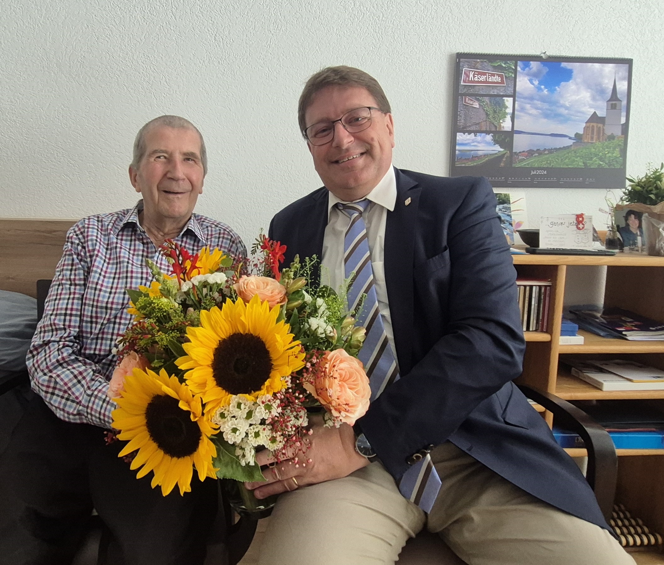 Am 02. Juli, sehr heissem Sommertag überbrachte der Gemeinderat dem Jubilar Paul Käser die Glückwünsche zum 90. Geburtstag. Herzliche Gratulation!