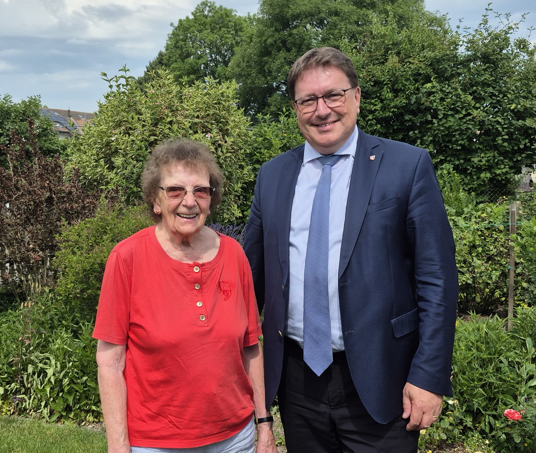 Am 19. Juni, heissem Sommertag durfte Frau Rose Marie Hosner Ihren 90. Geburtstag feiern. Zu diesem Anlass herzliche Gratulation!