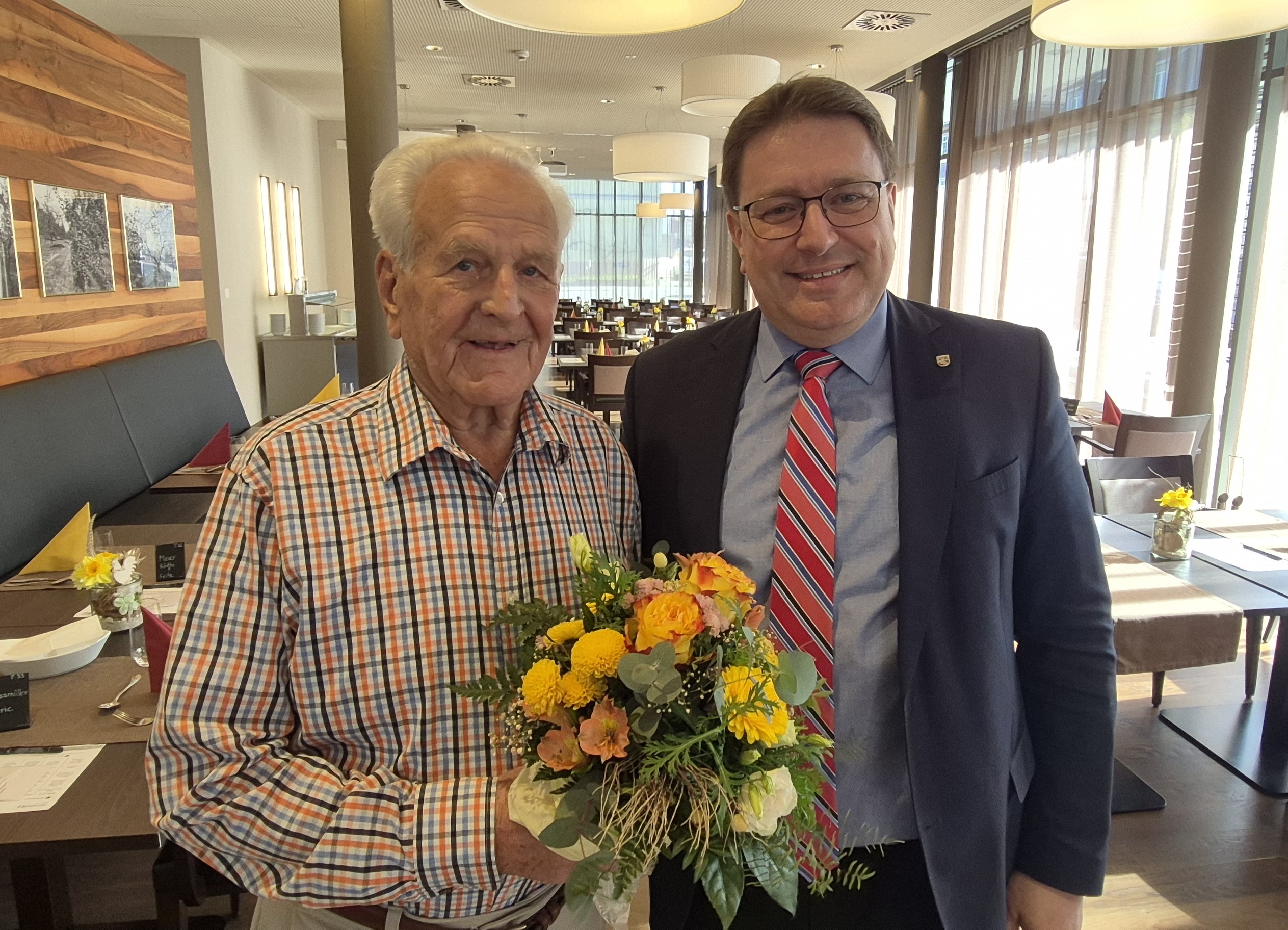 Am 10. April, einem wunderschönen Frühlingstag, durfte Herr Stettler Robert sein hohes Wiegenfest bei bester Gesundheit feiern. Herzliche Gratulation vom Gemeinderat zum 100. Geburtstag.