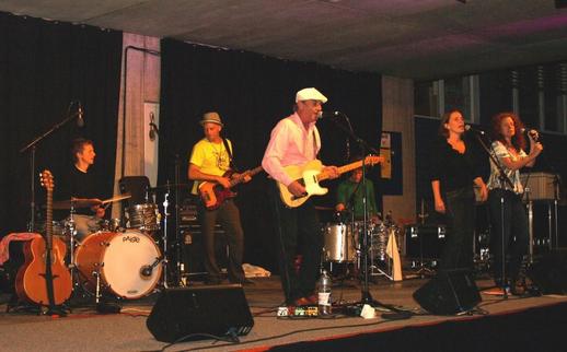 Im Bild: Mat Callahan's "San Francisco" mit Mat Callahan (git./voc), Shirley Grimes (voc), Yvonne Moore (voc), Wolfgang Zwiauer (e-bass), Samuel Bauer (dr) und Raffael Woll (dr).