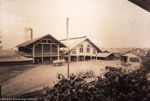 Wohl eine der ältesten Aufnahmen! An der Stelle des heutigen "Ziegeleimärits" standen einst die Gebäude der Backsteinfabrik. Da wo die Schulhausstrasse in die Bernstrasse mündet, rauchten die Schlote der grössten Industrieanlage des Dorfes in den 20er Jahren: Die Backsteinfabrik!