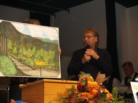 Versteigert wurde auch ein Gemälde von Willi Baumgartner, der das Thema "Giftnapf" auf Leinwand festgehalten hat.