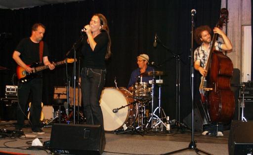In der Kulturfabrik ist ein Tonstudio eingerichtet, in der zahlreiche Rockgrössen aus Bern Proben und Aufnahmen machen. Ihnen verdankt die Kulturspur die Berner Rock-Night vom Samstagabend. Im Bild: Yvonne Moore Bluesband mit Yvonne Moore (voc), Hank Shizzoe (git), Andre Pousaz (b) und Raffael Woll (dr).