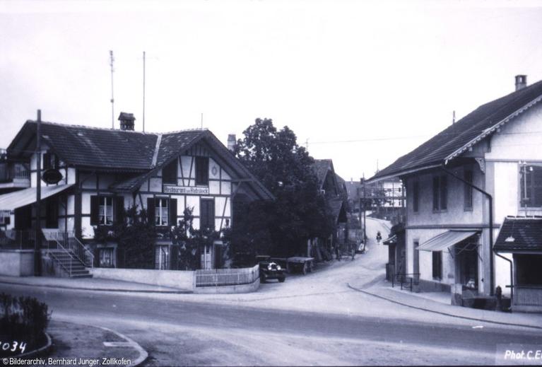 Restaurant zum Rebstock aus dem Jahr 1930, dahinter die alte Schmitte und rechts die alte Molkerei. (heute Restaurant Arcobaleno). Lange Zeit war dies der eigentliche Dorfkern von Unterzollikofen! Ein direkter Vergleich liefert das nachfolgende Bild!
