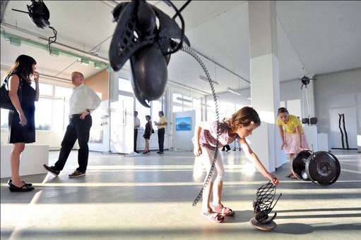 Damit hatte das ganze Projekt begonnen, welches das OK Kulturspur im Auftrag der Kulturkommission und des Gemeinderats organisiert hatte: Mit der Idee einer Kunstausstellung. In ihr waren ausgelesene Werke von Künstlerinnen und Künstlern zu sehen, die aus Zollikofen stammen oder anderswie eng mit der Gemeinde verbunden sind. 