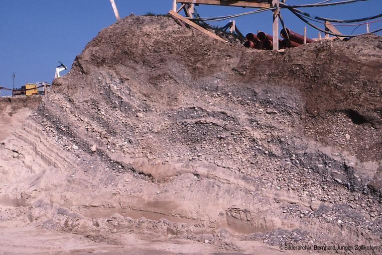 Während den Aushubarbeiten wurden intressante Ablagerungen entdeckt. So genannte Fluviatile Ablagerungen.
Als fluviatile oder fluviale Sedimente bezeichnet man in den Geowissenschaften von einem Fließgewässer mitgeführtes zerkleinertes Gestein.
Fluvial transportierte Sedimente sind meist gut gerundet und können fast alle Gesteine umfassen, die im Einzugsgebiet des jeweiligen Flusses oder Stromes vorkommen. Sie besitzen Korngrößen, die – je nach Lage im Unter- oder Oberlauf des Gewässers – von feinem Sand bis zu Geröll reichen (0,1 mm bis etwa 20 cm)

