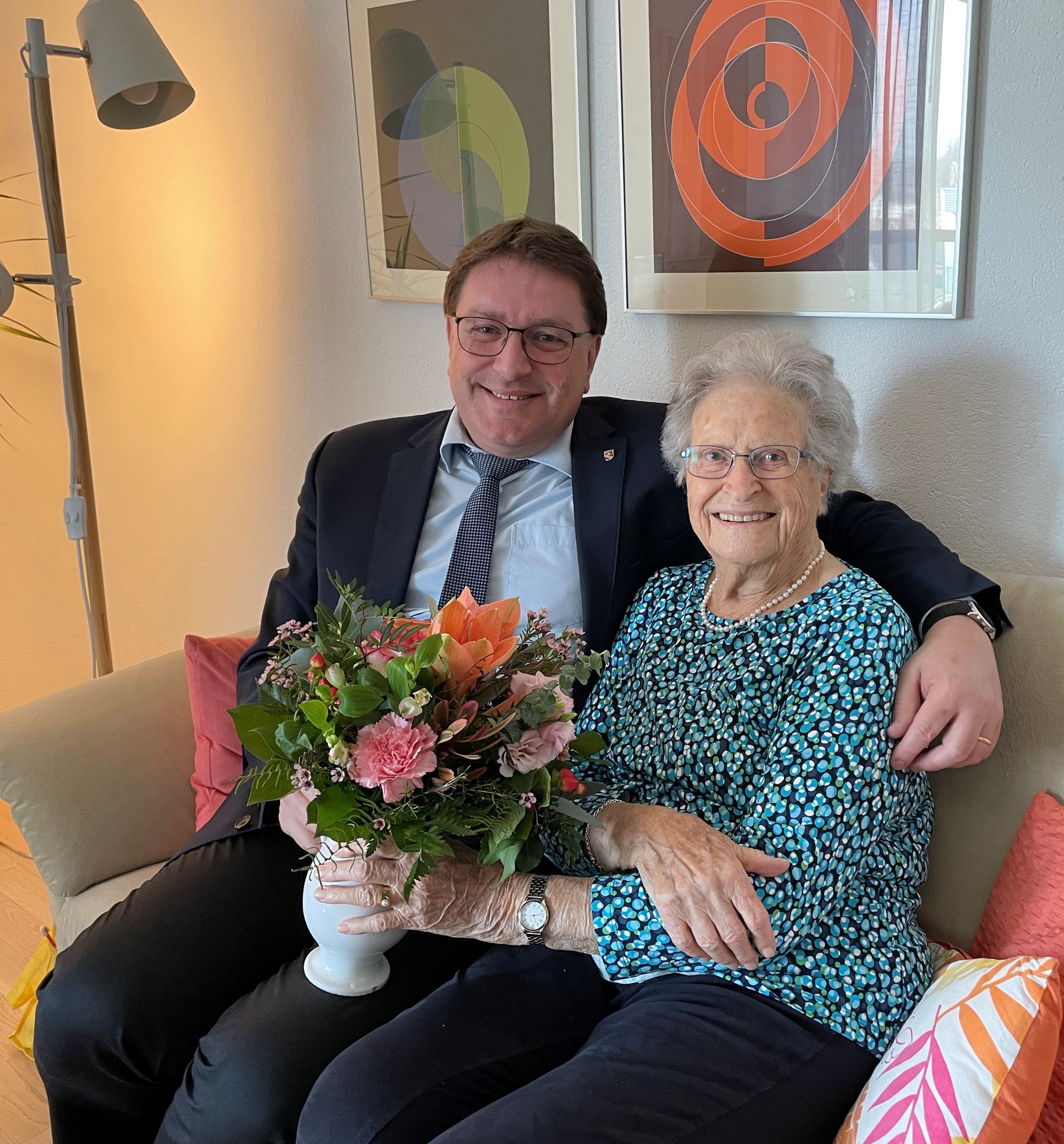 Herzliche Gratulation zum 95. Geburtstag Frau Weibel. Der Gemeinderat überbrachte die Glückwünsche persönlich.