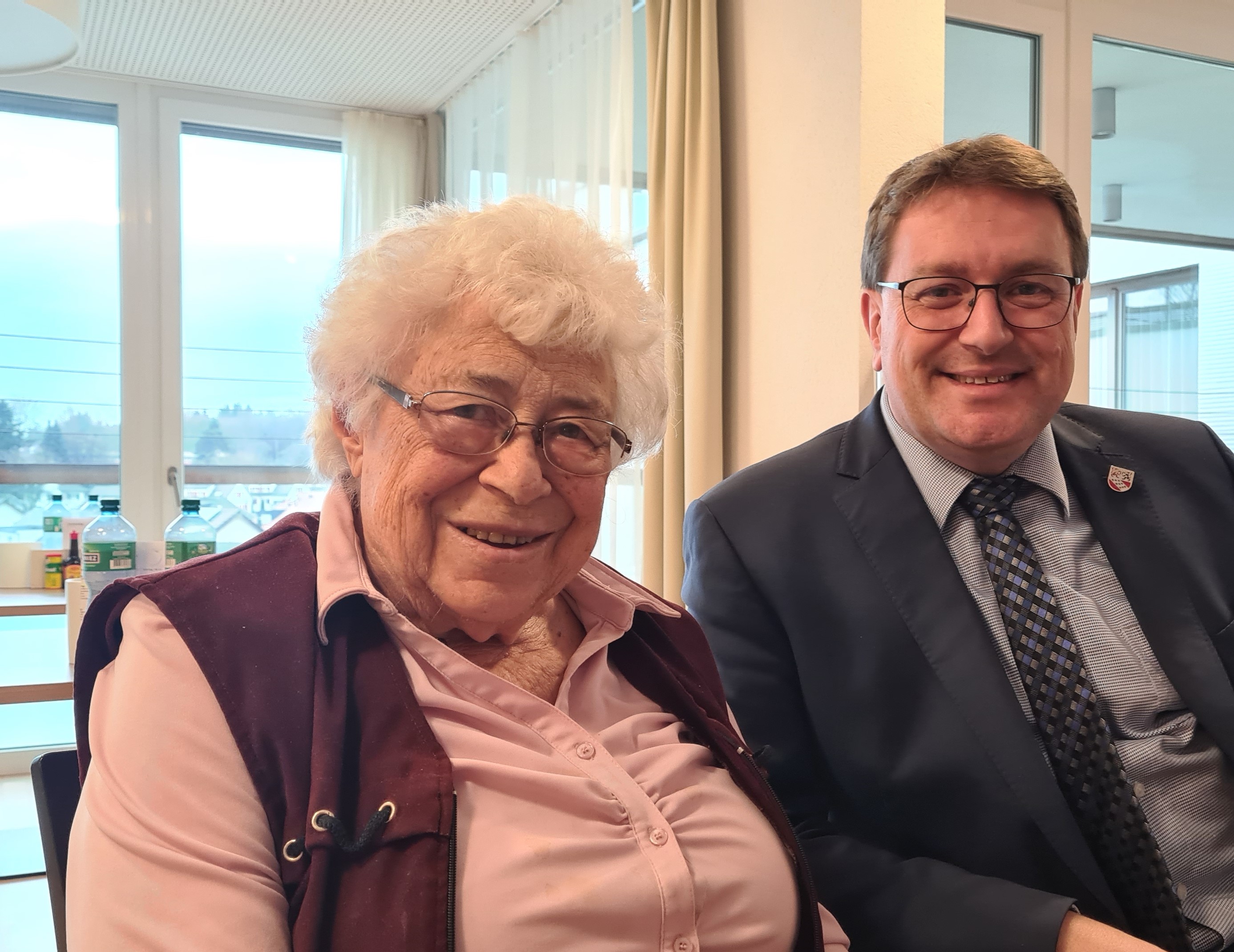 Bei bester Gesundheit durfte Frau Liselotte Ryter am 12. Dezember 2022 ihren 90. Geburtstag feiern.
Die Gemeindebehörden gratulieren herzlich dazu!