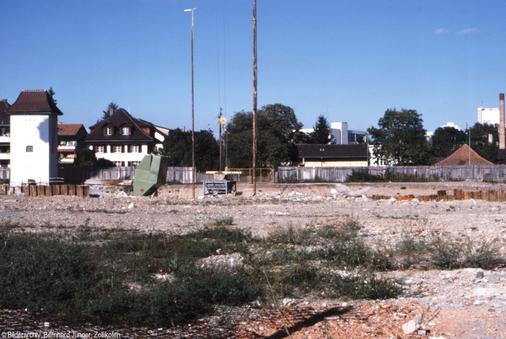 Der Bauplatz. Im Hintergrund die Trafostation der BKW, welche bis heute noch in Betrieb ist. Man beachte das nachfolgende Bild.