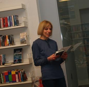 Susanne Karlen stellt den Kriminalroman "Giftnapf" von Paul Wittwer vor.