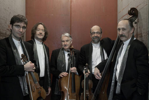 Lorenz Hasler und Piotr Plawner, Violinen, Ferenc Szedlak, Cello, Béla Szedlak, Kontrabass, André Thomet, Klavier.
Seit 1981 tritt das Ensemble mit den vielfältigsten Programmen, mit Bekanntem und Unbekanntem, Ernstem und Heiterem und mit grossem Erfolg im In- und Ausland auf, so am Lucerne Festival, in der Tonhalle Zürich, in Paris, Venedig, Warschau, Tokyo, Budapest, im Zentrum Paul Klee und in Zollikofen. Weltbekannt wurden I Salonisti als Bordorchester im Film Titanic.
Link: http://www.isalonisti.ch/