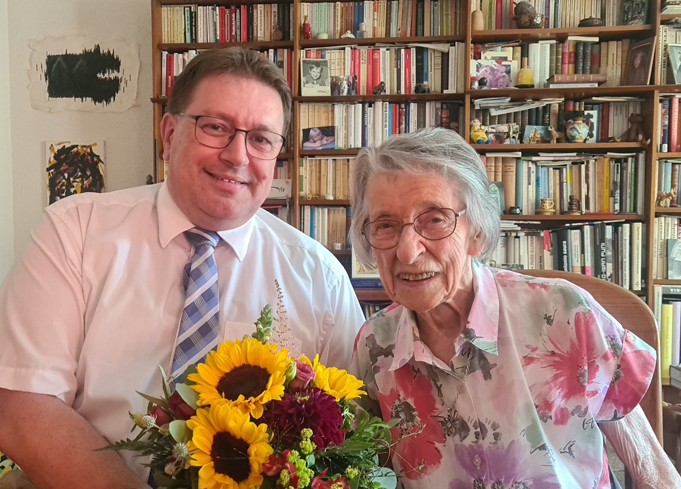 Am Montag, 29. Juli 2024, feierte Frau Jeanine Pfenninger ihren 90. Geburtstag.
Die Gemeindebehörden gratulieren ganz herzlich dazu!