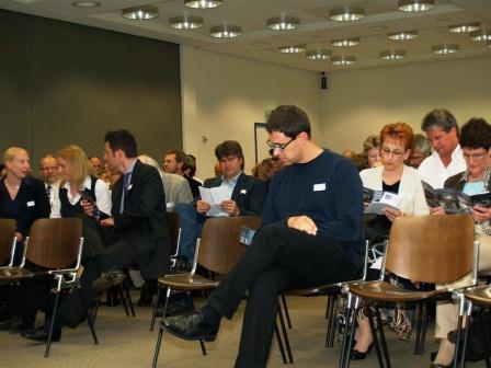 Der Saal füllt sich mit interessierten ZuhörerInnen.