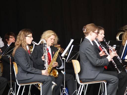 ...gerne würden wir an dieser Stelle das ganze Orchester zeigen - es waren einfach zuviele. 
Das Konzert war ein würdiger Abschluss der Kulturspur. Genau nach Konzertende begann es so richtig zu schütten. Das Nachsehen hatten einzig die zahlreichen Helferinnen und Helfer, die anschliessend den Dorfplatz aufzuräumen hatten. Ihnen allen gebührt ein herzliches Dankeschön!