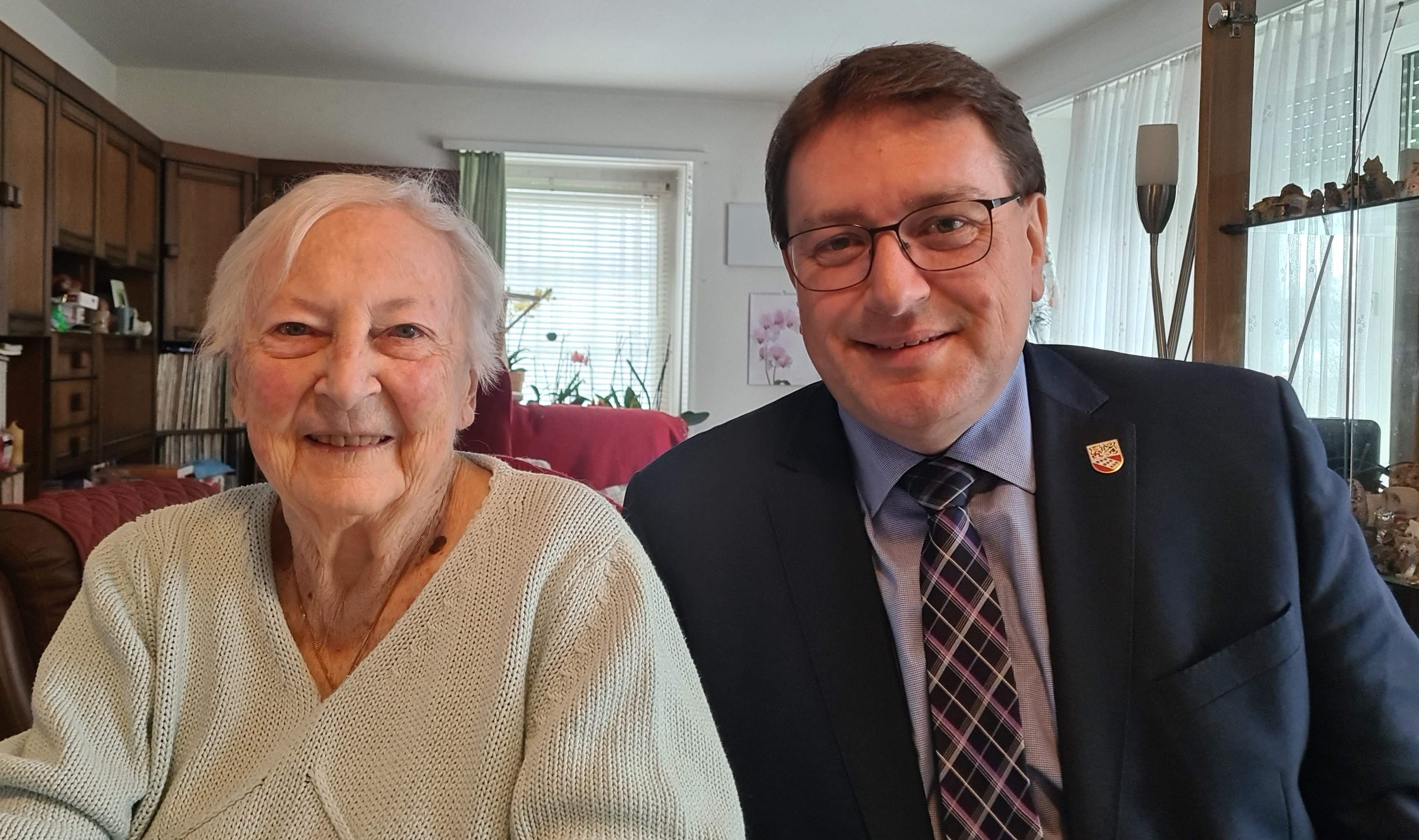 Herzliche Gratulation Frau Luise Ryser zum 90. Geburtstag, den Sie am 26. Januar 2023 feiern durften! Der Gemeinderat überbrachte die Glückwünsche persönlich.