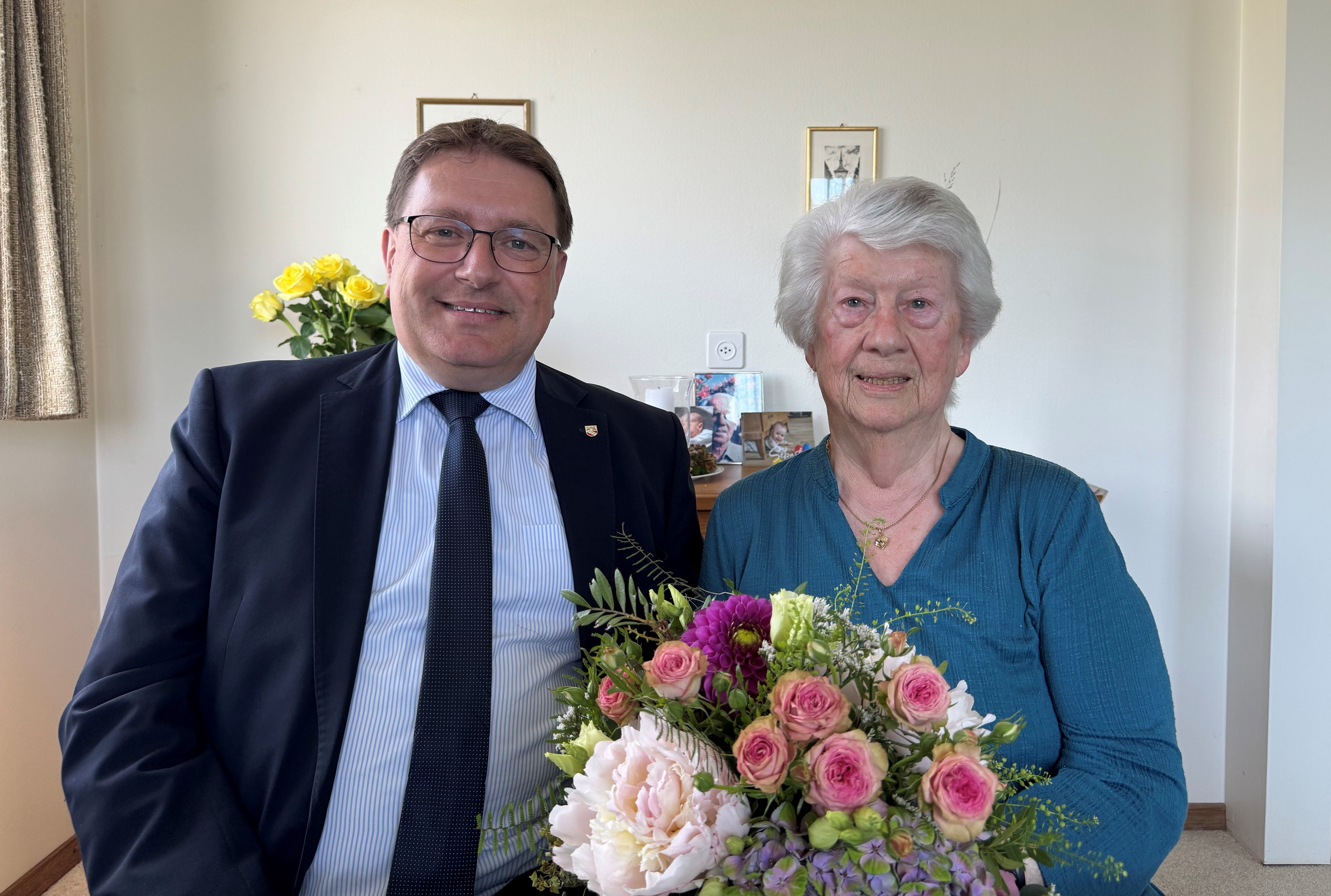 Am 21. Mai 2026, einem heissen Sommertag, überbrachte der Gemeinderat die Glückwünsche an Heidi Salzmann zum 90. Geburtstag.
Herzliche Gratulation!
