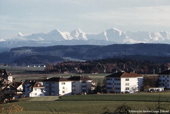 Diese Aufnahme der unbebauten Häberlimatte wurde 1959 von der ehemaligen Sekundarschule Wahlacker aufgenommen. Wunderschön im Hintergrund: Eiger, Mönch und Jungfrau.