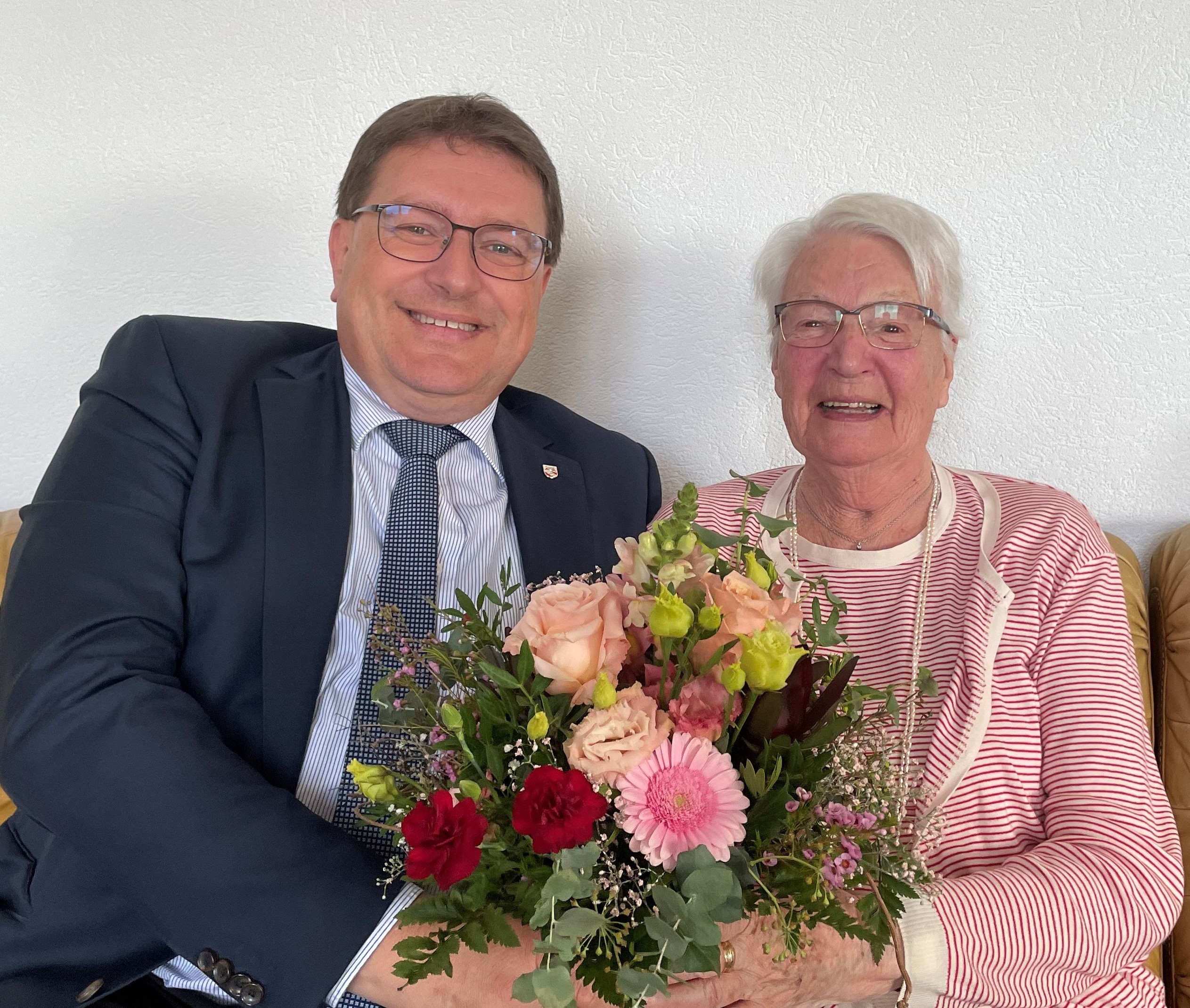 Am 16. Oktober 2024 an einem schönen Herbsttag durfte Frau Lang die Glückwünsche vom Gemeinderat zum 90. Geburtstag entgegen nehmen. Herzliche Gratulation!