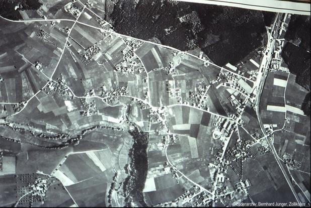 Wenn auch schwarz-weiss, ist die Kirchlindachstrasse ausgezeichnet zu erkennen. Tatsächlich wurde zu diesem Zeitpunkt Zollikofen von der Landwirtschaft dominiert.