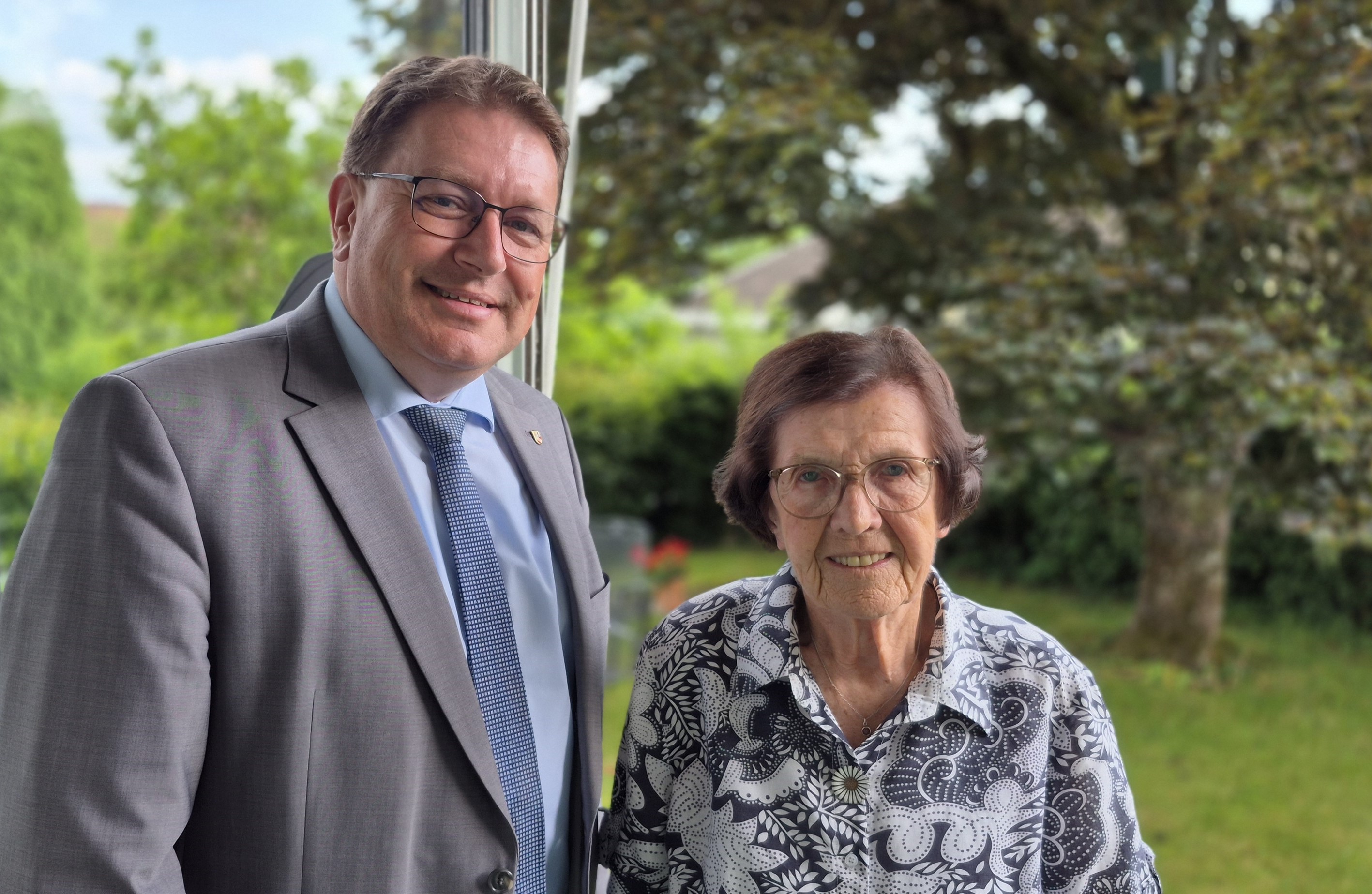 Am Auffahrtsdonnerstag 29. Mai 2025, durfte Frau Kirsten Oesch ihren 95. Geburtstag feiern.
Die Gemeindebehörden gratulieren ganz herzlich dazu!