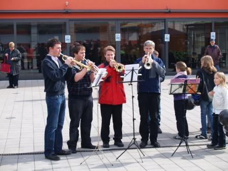 Während die Besucher des Rebstockplatzes ihren Giftnapf kredenzen, werden sie von einer weiteren Formation der Musikschule Zollikofen-Bremgarten unterhalten: Der Trompetengruppe Brassato unter der Leitung von Hans-Jakob Bolliger.