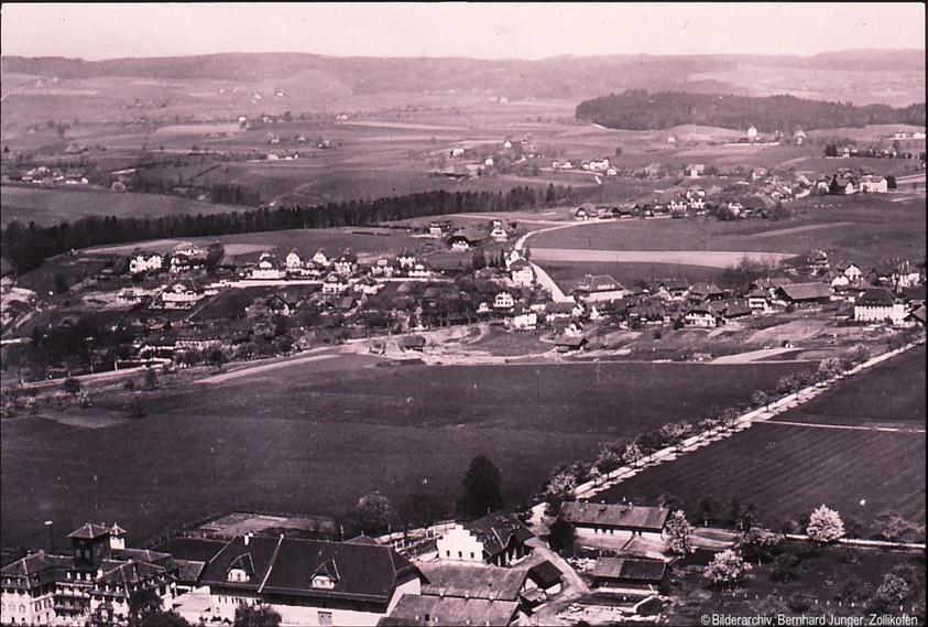 Um 1935 bildete Zollikofen noch keine zusammenhängende Siedlung, vielmehr setzt es sich aus verschiedenen Weilern zusammen. Im Vordergrund die Rütti, in der Mitte Unterzollikofen mit dem Tannengut, in der oberen Bildhälfte der Bauernhof Häberli mit den Schulhäusern.