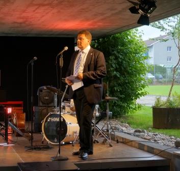 Gemeindepräsident Daniel Bichsel eröffnet den Kulturanlass.