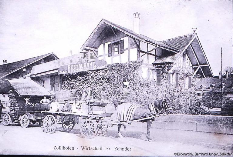 Eines der ersten Bilder des Rebstocks. Von 1910 - 1919 hiess der Rebstock "Wirtschaft Zehnder". Familie Hadorn betrieb damals im Untergeschoss der Wirschaft auch eine Bäckerei und in der gegeüberliegenden Rebstock Scheune eine Metzgerei.