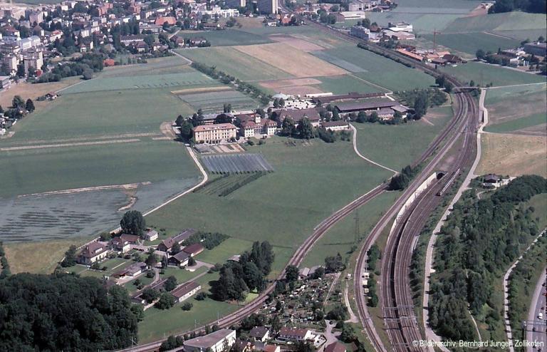 Im Vergleich Jahre später, 2003, das Inforama Rütti und im Vordergrund die Geflügelzuchtschule AVIFORUM.
