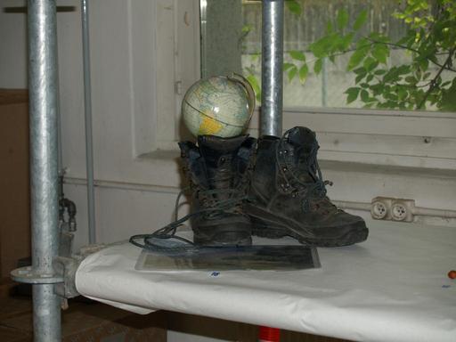 Im Keller befand sich das Heimatbüro mit einer Ausstellung, die nur mit Unterstützung des Publikums wachsen konnte. Die Angestellten des Heimatbüros forderten die Zolliköflerinnen und Zolliköfler auf, ihnen ein Objekt auszuleihen, das für sie Heimat bedeutet. Innerhalb von 3 Tagen sammelten sich rund 50 Ausstellungsobjekte an. Im Bild: Wanderschuhe und Weltkugel. Was diese Objekte mit Heimat zu tun haben, mussten die Leihgeber auf einem Formular erläutern. Das Heimatbüro wird sich bald mit einer Internetseite melden, in welcher die Objekte und die dazu gehörenden Formulare aufgeschaltet sein werden. Wir bitten um Geduld. 