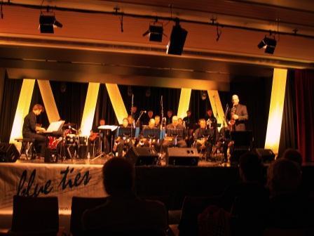 Die Blue Ties Big Band, 1992 als Kleinformation der Stadtmusik Huttwil entstanden, besteht heute aus Musiker(innen) aus den Region Huttwil, Langenthal und Burgdorf. Mit der Stadtmusik Huttwil hat sie heute nichts mehr am Hut. Das Ensemble hat sich ein Renomee mit überregionalem Bekanntheitsgrad erspielt.
Link zur Band: http://www.blueties.ch/