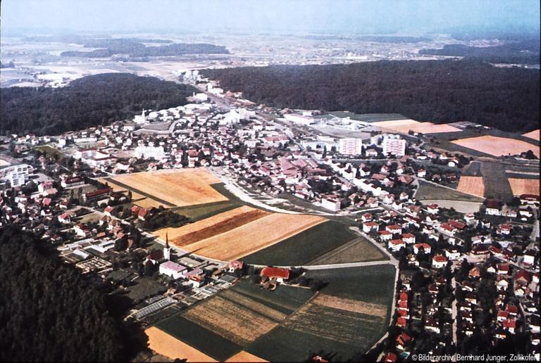Wunderschön zu sehen, die Häberlimatte, die Reformierte Kirche und das Gebäude der heutigen Gemeindeverwaltung.