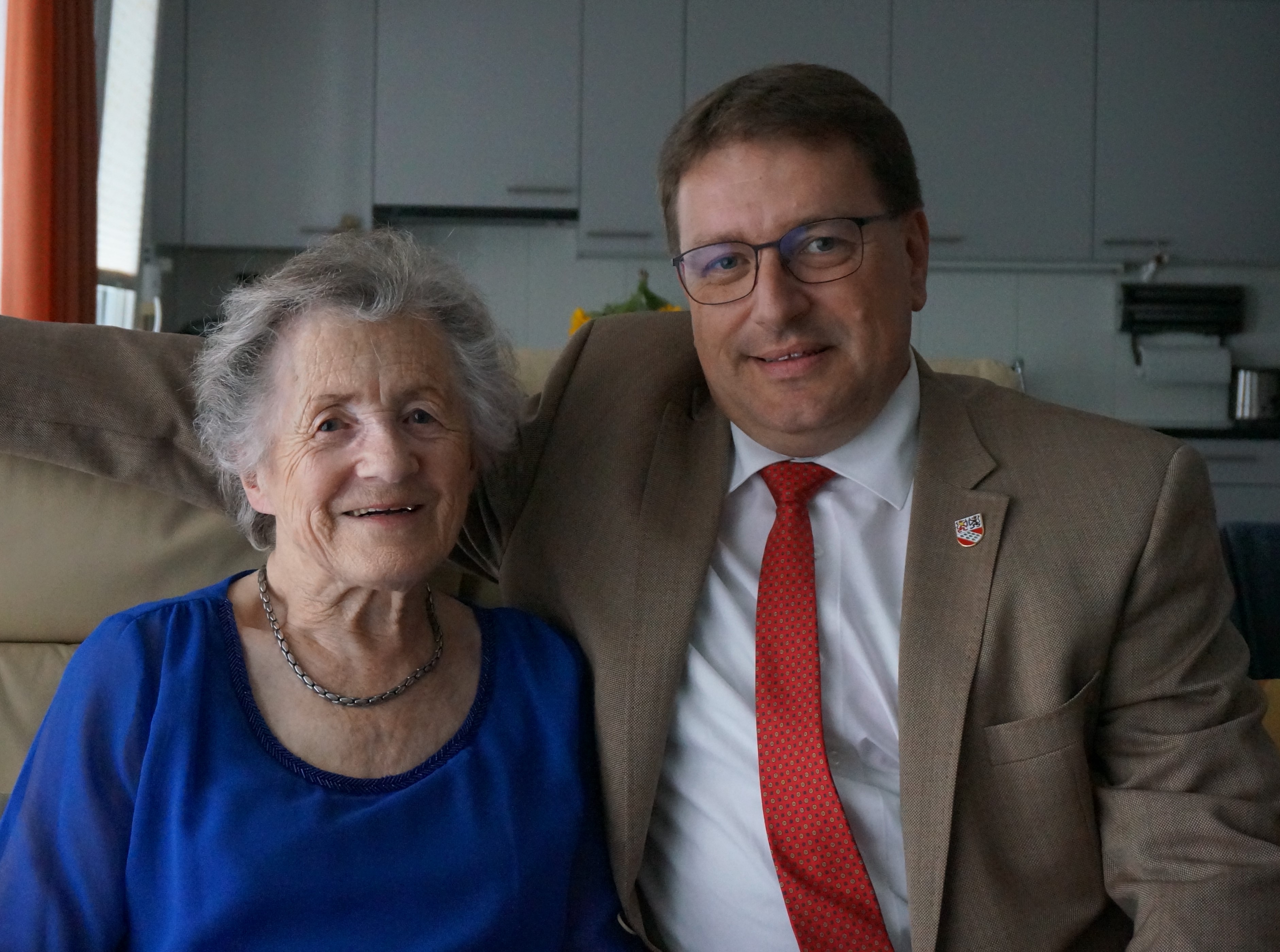 Bei guter Gesundheit durfte Frau Zbinden Rosalie Ihren 90. Geburtstag am 03. August 2020 feiern. Persönlich überbrachte der Gemeinderat die Glückwünsche. Herzliche Gratulation.