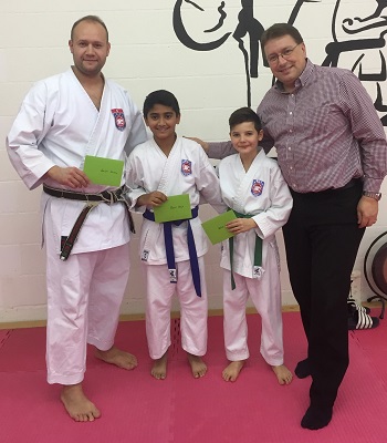 Die erfogreichen Karateka Danijel Pasula, Robert Raju, Nathan Santagata mit Gemeindepräsident Daniel Bichsel