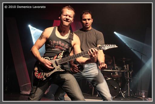 Wo auch immer The Order auftauchen, rockt es gewaltig. Die einen erheben die Band zur neuen Schweizer Hardrockhoffnung, die andern vergleichen sie mit Grössen wie Krokus, Thunderhead oder gar Van Halen. Mit ihrer neuen CD „Rockwolf“ sind die Jungs ihren Weg weiter Richtung Achtzigerjahre gegangen. Die Ur-Zollikofer zeigen auch gerne Ihre Zähne und lassens richtig krachen, wie es sich das für ein Raubtier gehört.
Link: http://www.theorder.ch/