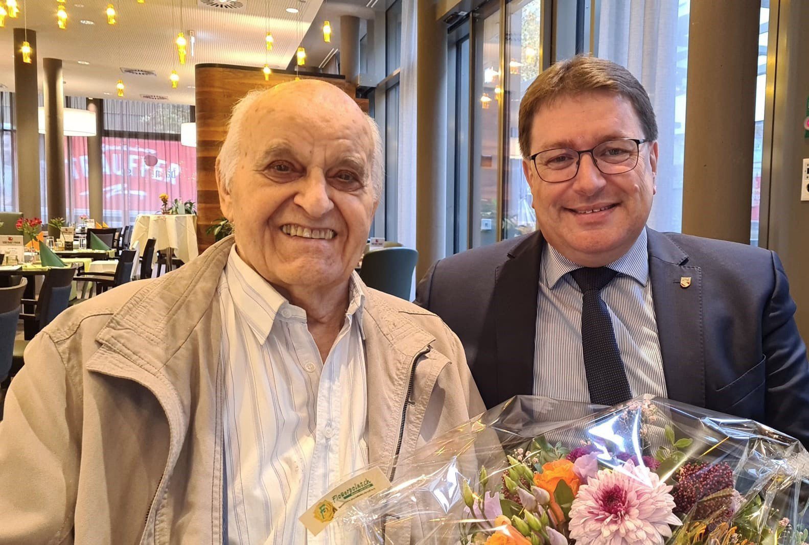 Am Freitag, 10. November 2023 durfte Hans Ulrich Gerber seinen 90. Geburtstag feiern.

Die Gemeindebehörden gratulieren ganz herzlich dazu!