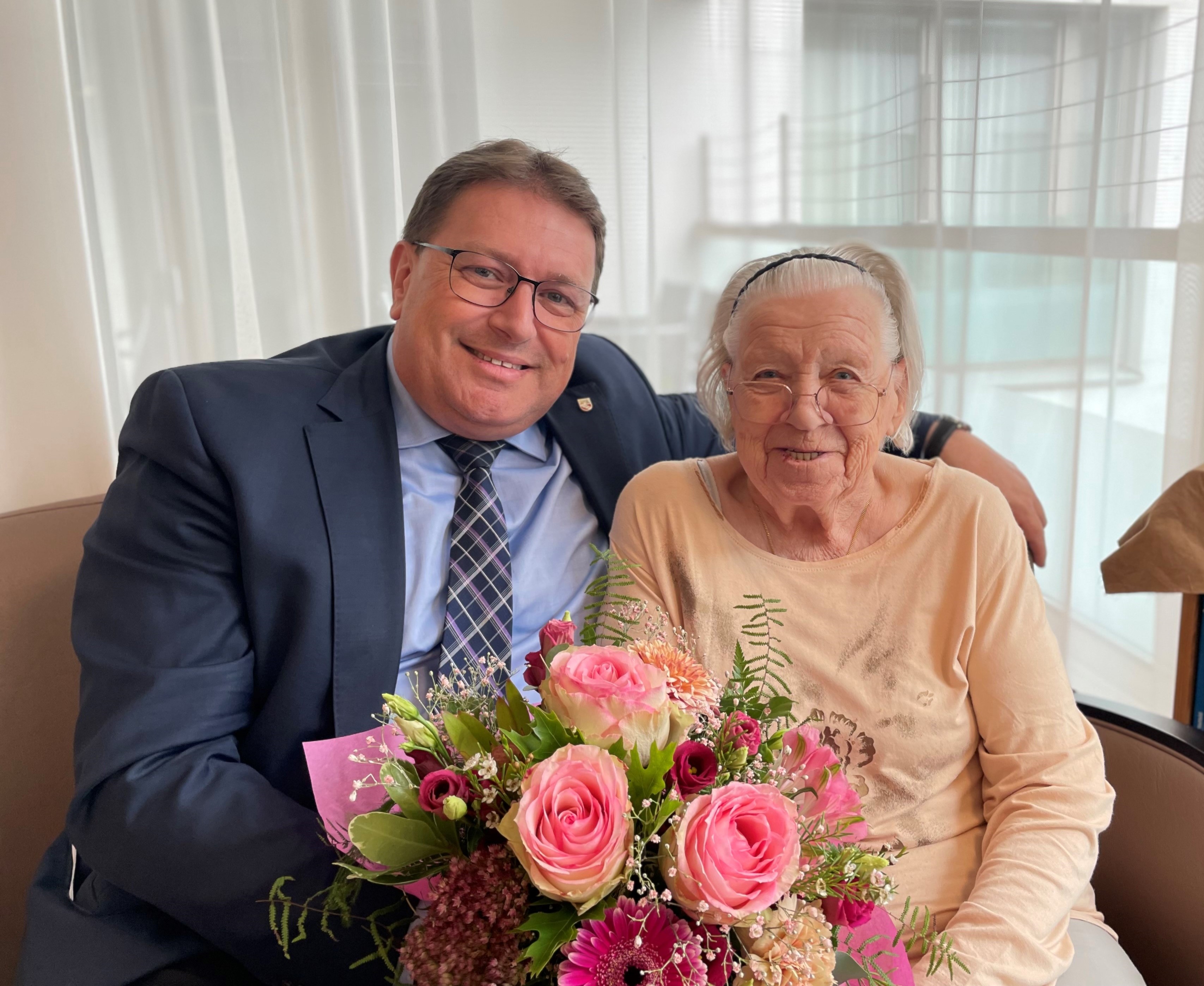 Am 4. Oktober durfte Frau Madelaine Minder anlässlich ihres 90. Geburtstags die Glückwünsche des Gemeinderats persönlich entgegennehmen. Herzlichen Glückwunsch!