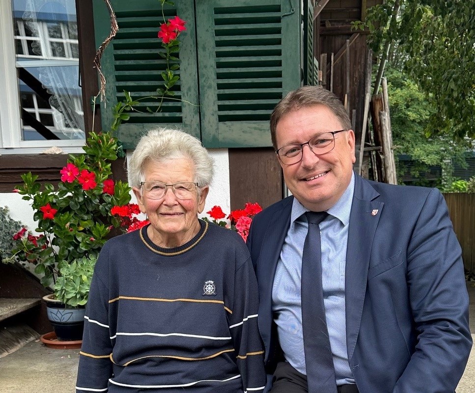 Am Freitag, 12. September 2025, durfte Frau Olga Krebs ihren 95. Geburtstag feiern.

Die Gemeindebehörden gratulieren ganz herzlich zum Wiegenfest! 