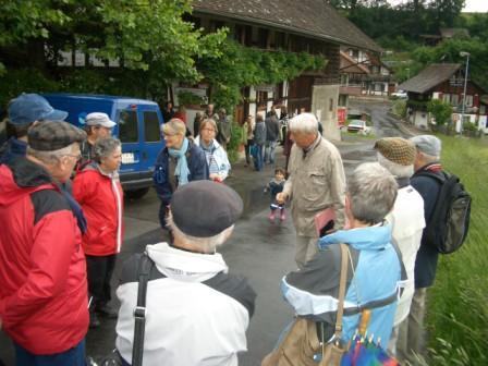 Trotz des schlechten Wetterbedingungen nahmen rund 50 Interessierte an der Führung teil. Im Bild: Kunsthistoriker Jürg Schweizer (Bildmitte) erklärt den Anwesenden die kulturhistorische Bedeutung der Gebäudegruppe Graben; hier vor dem ehemaligen Restaurant Graben.