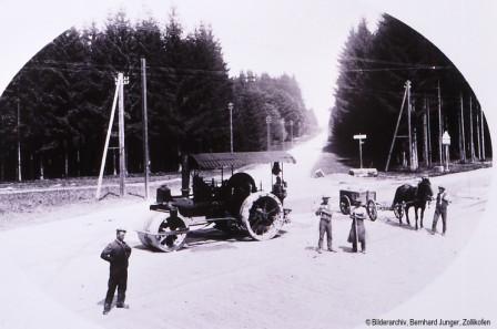 Vorerst wird die Kantonsstrasse geteert. Die "Dampfwalze" kommt zum Einsatz. Die Gemeindestrassen bleiben bis 1926 ungeteert.