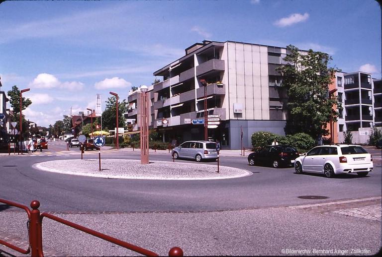 Dieses Bild im Vergleich zu Bild Nr. 8 lässt staunen! Beinahe dieselbe Ansicht. Zwischen der Liegenschaft Rebstock un der Garage Dähler enstand ein neuer Platz. Der zukünftige "Rebstockplatz"! Einweihungsfest 14. März 2009
