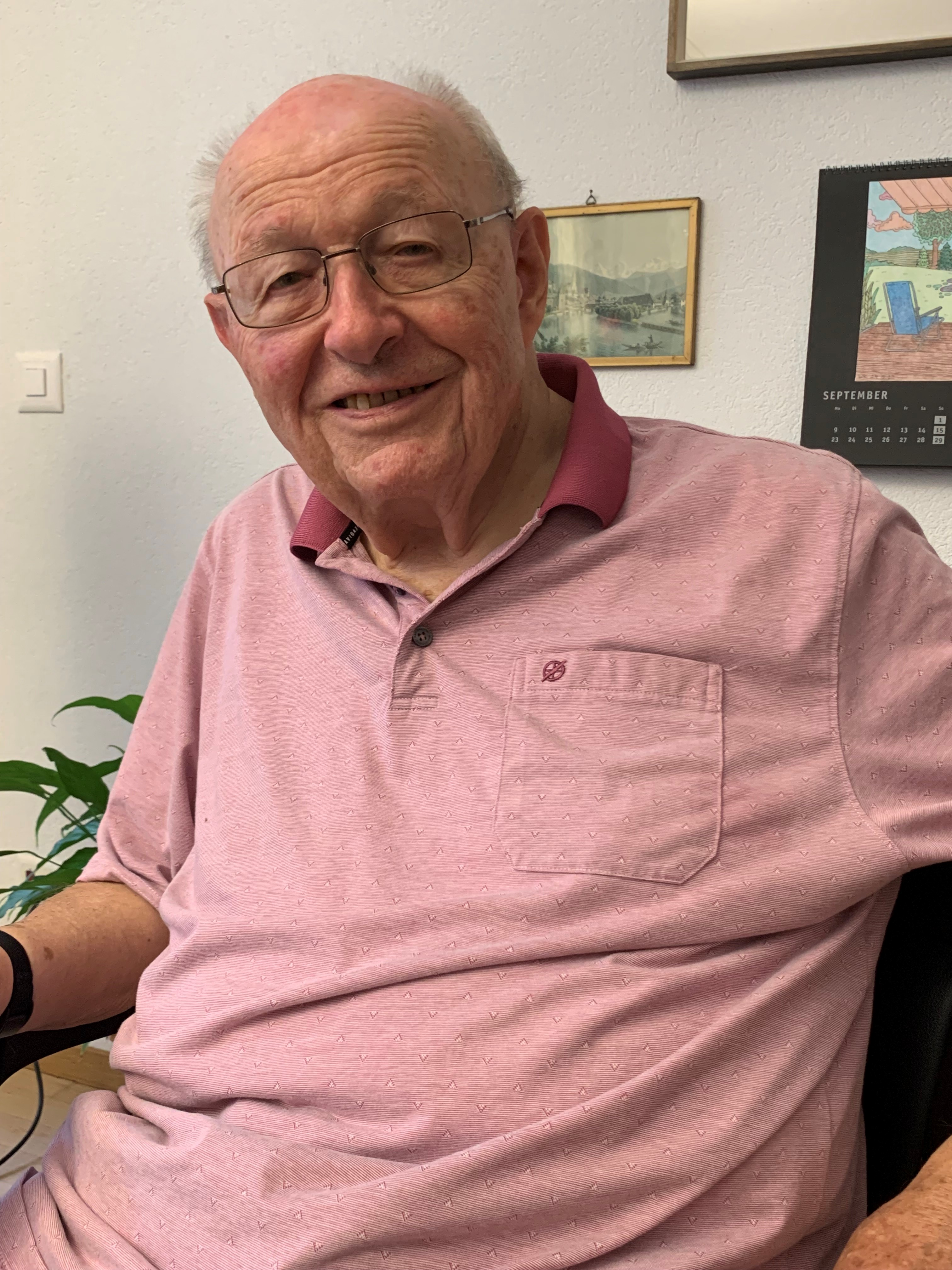 Herzliche Gratulation Herr Könitzer zum 90. Geburtstag! Der Gemeindepräsident Daniel Bichsel überbrachte persönlich die Wünsche.