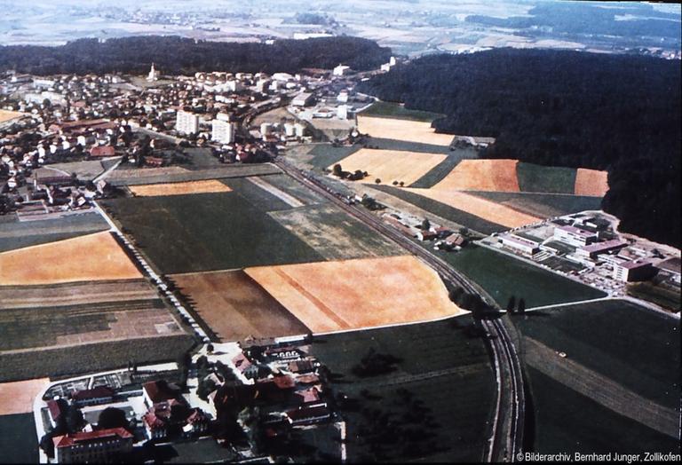 Rechts im Bild die Schweizerische Hochschule für Landwirtschaft (SHL) und links vom Bahngleis das INFORAMA Rütti.